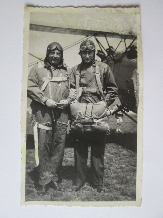 Foto 115x70 mm anii 30 cu aviatori militari romani/parasutisti langa un avion