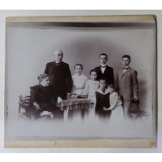 FAMILIE CU SASE COPII , FOTOGRAFIE DE GRUP IN STUDIO , INCEPUTUL SEC. XX