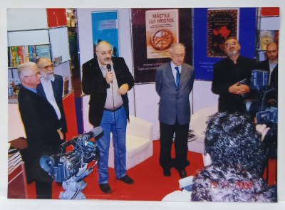 VIRGIL MAGUREANU , FLORIN CONSTANTINIU , ILIE BADESCU , ALEX MIHAI STOENESCU , LA TARGUL DE CARTE&amp;#039;&amp;#039; GAUDEMUS &amp;#039;&amp;#039; DE LA ROMEXPO , FOTOGRAFIE COLOR , D foto