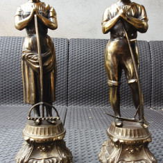 Doua statuete vintage din alama sau bronz, barbat cu coasa, femeie cu grebla