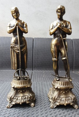 Doua statuete vintage din alama sau bronz, barbat cu coasa, femeie cu grebla foto