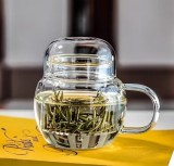 Cana cu infuzor pentru ceai 250 ml, sticla borosilicata, capac tip cupa