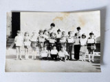 Fotografie clasa de elevi scoala primara, la final de an, cu diplome si coronite