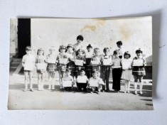 Fotografie clasa de elevi scoala primara, la final de an, cu diplome si coronite