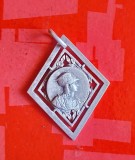 H367-Medalion mic rombic colectie vechi-Femeie razboinica marcata BHOUCPOP Franta cu coif cu pene alama argintata, stare buna.