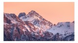 Tablou Canvas, "Răsărit peste culmile &icirc;nzăpezite ale munților", Măreție, Serenitate, Alpenglow, V&acirc;rfuri, Zăpadă, Răsărit, Tăcere, Natură, 39 x 26 cm,