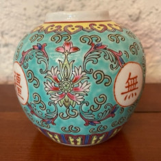 VAZA DIN PORTELAN CHINEZESC JINGDEZHEN, DECORATA MANUAL H11cm