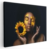 Tablou portret femeie cu machiaj creativ si floarea soarelui Tablou canvas pe panza CU RAMA 40x60 cm