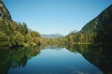 Tablou Canvas, "Muntele reflectat &icirc;n apă cristalină", Cer, Munți, Lac, Pădure, Reflecție, Liniște, Natură, Verdeață, Peisaj, Tranquilitate, 39 x 26 cm
