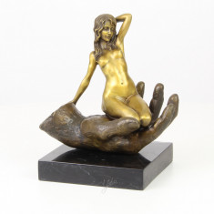 Femeie in mana lui Dumnzeu- statueta din bronz pe soclu din marmura JK-24