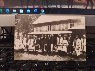 Țărani rom&amp;acirc;ni &amp;icirc;n haine de sărbătoare, la biserică, Civilizație populară 1917 205 foto