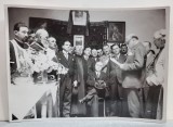 CONSTANTIN I. ANGELESCU , PRIM MINISTRU AL ROMANIEI , FOTOGRAFIE DE GRUP IN INTERIOR , CU OFICIALITATI SI PREOTI , ANII &#039;30