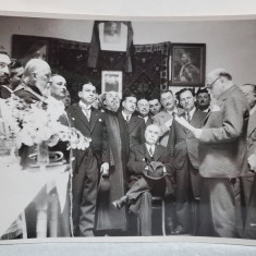 CONSTANTIN I. ANGELESCU , PRIM MINISTRU AL ROMANIEI , FOTOGRAFIE DE GRUP IN INTERIOR , CU OFICIALITATI SI PREOTI , ANII '30