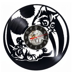 Ceas de perete decorativ realizat din disc de vinil, Model Pisici Jucause cu Gheutem de Lana, Negru Premium, 30 cm