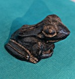 Statuetă broască realizată manual din cărbune și rășină, Muzeul Beamish, amintește de greutățile antice &bdquo;greutatea de opiu&rdquo; Vintage, delicată 3 cm