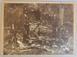 Fotografie de grup reprezent&acirc;nd lucrători forestieri rom&acirc;ni, sf&acirc;rșitul secolului al XIX-lea &ndash; &icirc;nceputul secolului al XX-lea (cca. 1890&ndash;1910)
