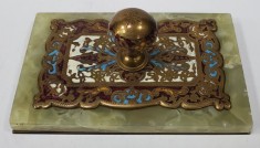 Prespapier din bronz aurit, decorat cu email policrom, montat pe marmura, Secol XIX foto