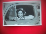 HOPCT 383 R DOAMNA CU PALARIA / AUTOMOBIL-FAMILIE--FOTOGRAFIE VECHE TIP CP, Europa, Portrete