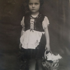 Foto veche fetiță cu coșuleț, atelier Royal, format carte poștală, București