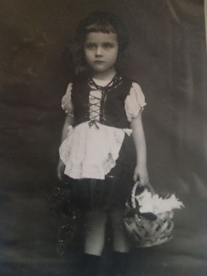 Foto veche fetiță cu coșuleț, atelier Royal, format carte poștală, București foto
