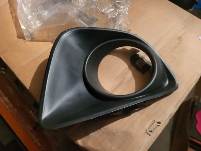 Grilă proiector st&amp;acirc;nga bară față Mazda 2 2007 foto