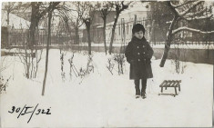 B210 Fotografie veche copil sanie iarna 1922 foto