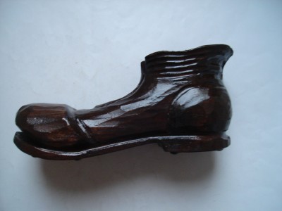 Sculptura din lemn sub forma de bocanc, scrumiera foto