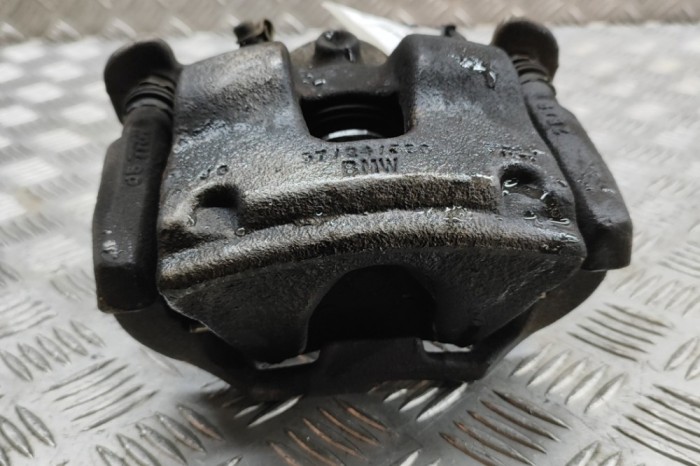 Etrier de fr&acirc;nă dreapta față BMW X2 F39 2020 OEM: 6860268 28494416