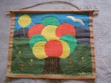 Decor de perete vechi arta textila realizat manual Patchwork broderie aplicata metoda applique peisaj cu soare flori si pom semnata 1974