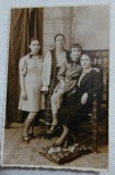 Fotografie tip Carte postala, Doua femei cu doi copii, perioada interbelica