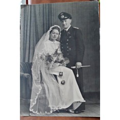 Fotografie pe carton, ofiter cu sota in ziua nuntii lor, perioada interbelica