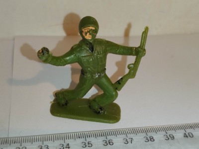 bnk jc Figurina de plastic - JEM - soldat aruncand grenada foto