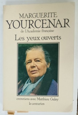 LES YEUX OUVERTS par MARGUERITE YOURCENAR , ENTRETIENS avec MATTHIEU GALEY , 1980 foto