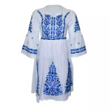 Cumpara ieftin Rochie traditionala evazata alba cu motiv floral albastru - RTM38