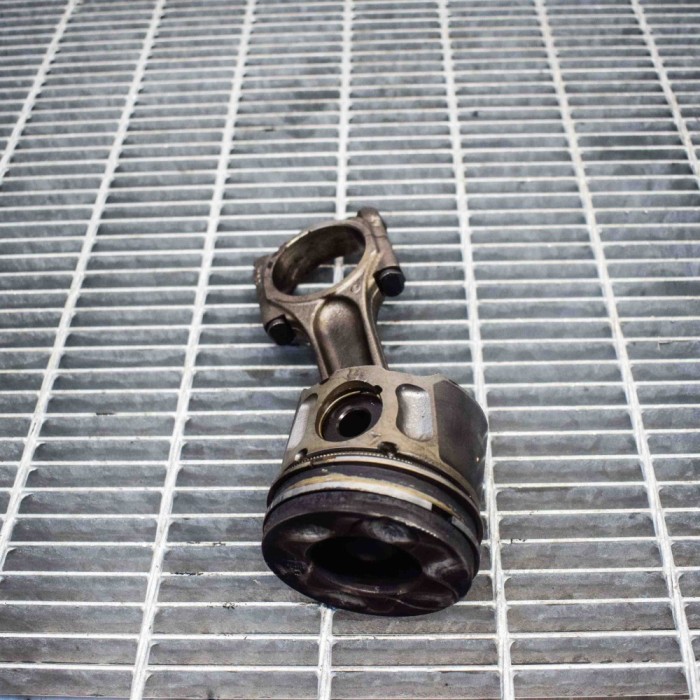 Piston VOLVO V50 MW 2008 OEM: 8653658