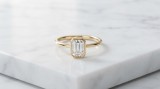 Cumpara ieftin INEL ARGINT PLACAT CU AUR 925 CU CRISTAL EMERALD CUT IN MONTURA BEZEL