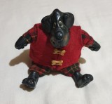 Jucarie veche de colectie figurina ceramica CĂŢEL &icirc;n vestă şi costum &icirc;n carouri