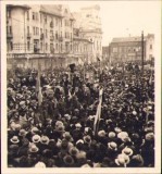 P1541 Fotografie din centrul orașului Oradea de la una din marile manifestații antirevizioniste din anii 1930. La tribună - Teodor Neș.