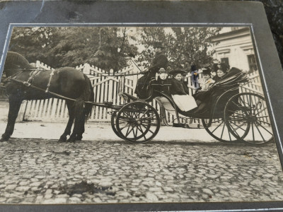 Fotografie interbelica, cca.1920 Cu trasura la mosie, 13x18 cm, probabil Moldova foto