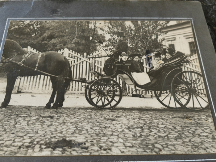 Fotografie interbelica, cca.1920 Cu trasura la mosie, 13x18 cm, probabil Moldova