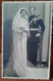 Fotografie tip carte postala, ofiter cu mireasa sa, perioada interbelica
