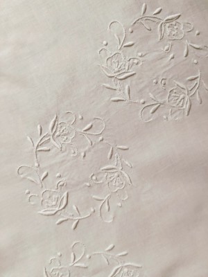 Față de masă vintage, broderie alb pe alb foto