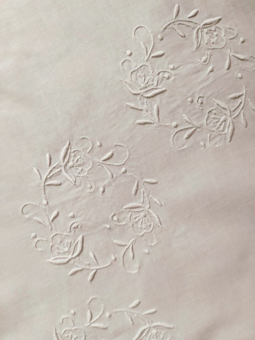 Față de masă vintage, broderie alb pe alb