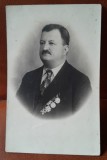 Fotografie tip carte postala, barbat cu decoratii, perioada interbelica