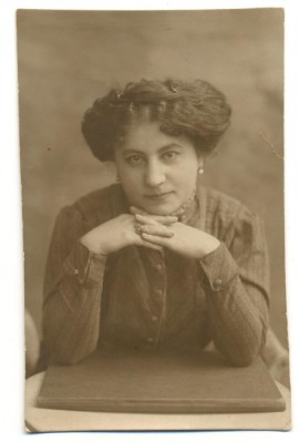 AD 1480 C.P.VECHE- DOAMNA IN TINUTA DE EPOCA-FOTO GLOB INSTITUT MODERN BUCURESTI foto