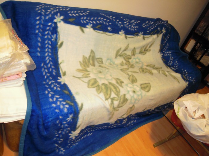 Husa de pat albastra cu model floral, microfibra moale cu dimensiunea 180x220 cm