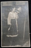 Fotografie tip Carte Postala, Femeie in costum popular romanesc, cu fuiorul la brau, 1922