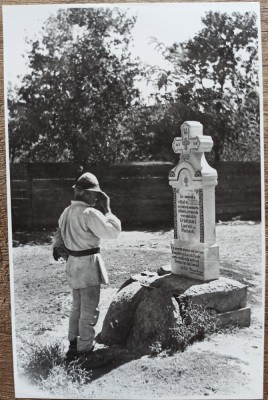 Taran inchinandu-se in fata unei troite, anii&amp;#039; 30// reproducere de epoca foto
