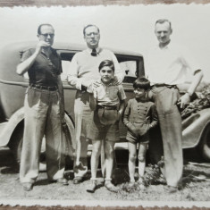 Barbati si copii langa automobil de epoca// fotografie