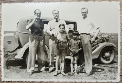 Barbati si copii langa automobil de epoca// fotografie foto